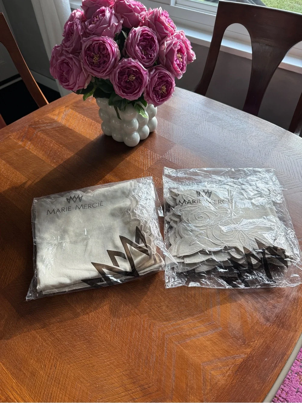 Classic Cream Embroidered Placemats and Napkins Set - Home Dining